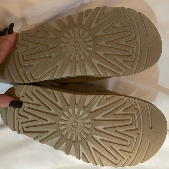 UGG Greenport Slides in Sand Size 5 - Picture 8 of 10
